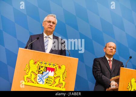 München, Bayern, Deutschland. 19. April 2017. Joachim Herrmann. Die bayerischen Verfassungsschutz (Bayerisches Landesamt für Verfassungsschutz) veröffentlicht heute ihre 2016 Bericht und eine Pressekonferenz in Verbindung. Der Hauptredner war Bayerns Innenminister Joachim Hermann, zusammen mit Dr. Burkhard Körner und Petra Platzgummer-Martin unter die Bedrohungen im Detail besprochen sind Islamisten, Gefahren im Zusammenhang mit ausländischen Konflikten, Reichsbuerger (souveräner Bürger), links-Extremisten und rechts-Extremisten. Das Innenministerium ferner darauf hingewiesen, dass der Leiter der Bayerischen Fa Stockfoto