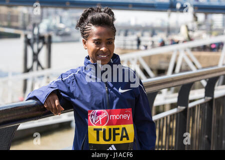 London, UK. 19. April 2017. Tigist Kalktuff (ETH). Fototermin mit den Elite Damen Läufern vor der Jungfrau Geld London-Marathon, der am 23. April 2017 stattfindet. Bildnachweis: Bettina Strenske/Alamy Live-Nachrichten Stockfoto