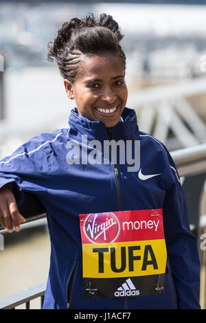 London, UK. 19. April 2017. Tigist Kalktuff (ETH). Fototermin mit den Elite Damen Läufern vor der Jungfrau Geld London-Marathon, der am 23. April 2017 stattfindet. Bildnachweis: Bettina Strenske/Alamy Live-Nachrichten Stockfoto