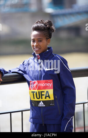 Tower Bridge, London, UK. 19. April 2017. Tigist Tufa,(Ethiopia) nimmt an einem Fototermin von Tower Bridge vor der Jungfrau-Geld-London-Marathon auf Sonntag, 23. April 2017 Credit: Keith Larby/Alamy Live News Stockfoto