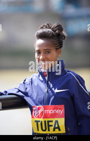 Tower Bridge, London, UK. 19. April 2017. Tigist Tufa,(Ethiopia) nimmt an einem Fototermin von Tower Bridge vor der Jungfrau-Geld-London-Marathon auf Sonntag, 23. April 2017 Credit: Keith Larby/Alamy Live News Stockfoto