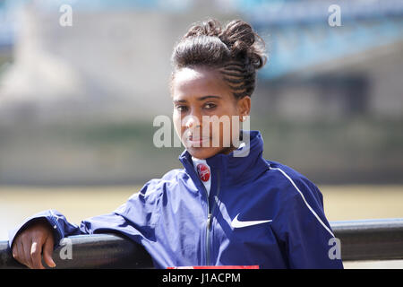 Tower Bridge, London, UK. 19. April 2017. Tigist Tufa,(Ethiopia) nimmt an einem Fototermin von Tower Bridge vor der Jungfrau-Geld-London-Marathon auf Sonntag, 23. April 2017 Credit: Keith Larby/Alamy Live News Stockfoto