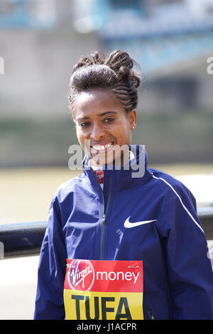 Tower Bridge, London, UK. 19. April 2017. Tigist Tufa,(Ethiopia) nimmt an einem Fototermin von Tower Bridge vor der Jungfrau-Geld-London-Marathon auf Sonntag, 23. April 2017 Credit: Keith Larby/Alamy Live News Stockfoto