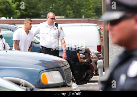 19. April 2017 - Datei Foto: AARON HERNANDEZ, der ehemalige Star der New England Patriots, die im Jahr 2015 wegen Mordes verurteilt wurde, hat sich in seiner Gefängniszelle Mittwochmorgen umgebracht. Hernandez, 27, fand sich in seiner Zelle von Vollzugsbeamten um 03:05 am Souza Baranowski Correctional Center, Massachusetts hängen: im Bild: 26. Juni 2013 - Attelboro, Massachusetts, USA - ehemalige New England Patriots-Tight-End Aaron Hernandez trägt Handschellen, wie er in Attleboro Amtsgericht auf Mittwoch, 26. Juni 2013 in Attleboro, Massachusetts begleitet wird. Hernandez ist nicht als Verdächtiger ausgeschlossen ich Stockfoto