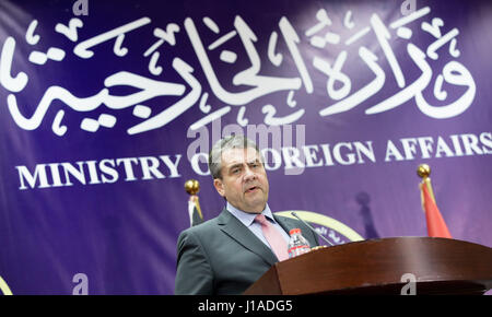 Bagdad, Irak. 19. April 2017. Der deutsche Außenminister Sigmar Gabriel spricht vor den Medien in Bagdad während einer gemeinsamen Pressekonferenz mit seinem irakischen Amtskollegen al-Jaafari in Bagdad, Irak, 19. April 2017. Foto: Kay Nietfeld/Dpa/Alamy Live News Stockfoto