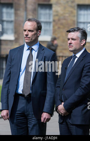 London, UK. 19. April 2017. Dominic Raab, konservative Wartungstafel für Esher, Walton und Jon Ashworth, Arbeits-Wartungstafel für Leicester Süd, sind am College Green nach dem House Of Commons Abstimmung zugunsten einer allgemeinen Wahl interviewt. Bildnachweis: Mark Kerrison/Alamy Live-Nachrichten Stockfoto