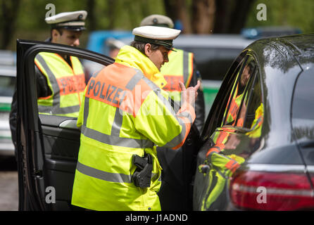 München, Deutschland. 19. April 2017. Ein Polizist spricht mit einem Treiber, der bei einer Geschwindigkeit Checkpoint in München, Deutschland, 19. April 2017 übergezogen wurde. Polizei in mehreren Bundesländern sind strengere Geschwindigkeitskontrollen im Rahmen eines europaweiten Geschwindigkeit Steuerung Marathons durchzusetzen. Foto: Matthias Balk/Dpa/Alamy Live News Stockfoto