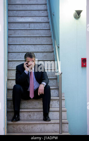 Bagdad, Irak. 19. April 2017. Der deutsche Außenminister Sigmar Gabriel spricht am Telefon während der Sitzung in eine Treppe an der deutschen Botschaft in Bagdad, Irak, 19. April 2017. Foto: Kay Nietfeld/Dpa/Alamy Live News Stockfoto