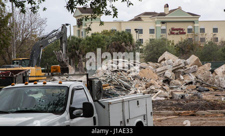 Wellington, Florida, USA. 19. April 2017. Das ehemalige Buca di Beppo Restaurant in Wellington ist mit Plänen für ein gehobenes Steakhouse in seinen Platz in der Nähe der Mall in Wellington Green genehmigt abgerissen. Kaluz Restaurant plant, im Oktober zu öffnen und neue amerikanischen Küche servieren. Das Restaurant hat eine Lage am Commercial Boulevard auf dem Wasser in Fort Lauderdale. Bildnachweis: Allen Eyestone/The Palm Beach Post/ZUMA Draht/Alamy Live-Nachrichten Stockfoto