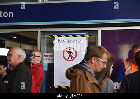 Euston, London, UK. 19. April 2017. Euston Bahnhof geschlossen Credit: Matthew Chattle/Alamy Live News Stockfoto
