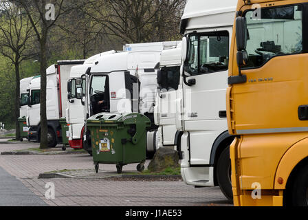 Fracht LKW geparkt am Rest Bahnhof Hannover-Garbsen, entlang der Bundesanstalt für Straßenwesen (Bundesautobahn) 2, im deutschen Bundesland Niedersachsen, 12. April 2017. Foto: Holger Hollemann/dpa Stockfoto