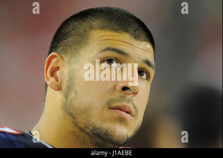 Datei-Foto. 19. April 2017. Ehemalige New England Patriots-Tight-End Aaron Hernandez erhängte sich in seiner Gefängniszelle frühen Mittwoch während seiner Tätigkeit eine lebenslange Haftstrafe ohne Bewährung. Bild: 18. August 2011 beenden - Tampa, Florida, Vereinigte Staaten - New England Patriots engen AARON HERNANDEZ während der Pats Spiel gegen die Tampa Bay Buccaneers im Raymond James Stadium. Bildnachweis: Scott A. Miller/ZUMA Draht/Alamy Live-Nachrichten Stockfoto