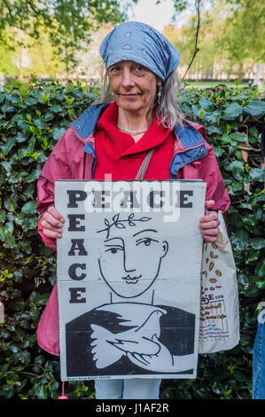 London, UK. 19. April 2017. Ein anti-Trump und anti-Krieg ist Protest außerhalb der US-Botschaft in Grosvenor Square statt. Es wurde organisiert von der Haltestelle der Kriegskoalition und CND. London, 19. April 2107 Credit: Guy Bell/Alamy Live-Nachrichten Stockfoto