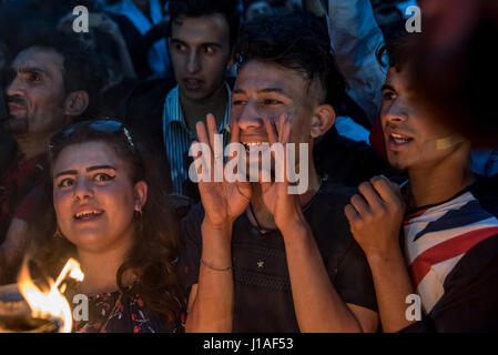 Große Massen von verfolgte Minderheit Gruppe Jesiden feiern Sere Sal oder Yeziden Neujahr mit Öllampen und schnalzenden in monotheistisch, Irakisch-Kurdistan. 18. April 2017 Stockfoto