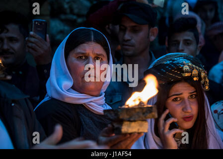 Verfolgte Minderheit Gruppe Jesiden feiern Sere Sal oder Yeziden Neujahr mit Öllampen und schnalzenden in monotheistisch, Irakisch-Kurdistan. 18. April 2017 Stockfoto