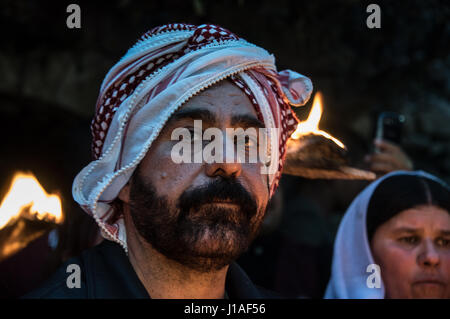 Verfolgte Minderheit Gruppe Jesiden feiern Sere Sal oder Yeziden Neujahr mit Öllampen und schnalzenden in monotheistisch, Irakisch-Kurdistan. 18. April 2017 Stockfoto