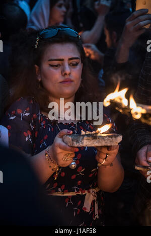 Verfolgte Minderheit Gruppe Jesiden feiern Sere Sal oder Yeziden Neujahr mit Öllampen und schnalzenden in monotheistisch, Irakisch-Kurdistan. 18. April 2017 Stockfoto