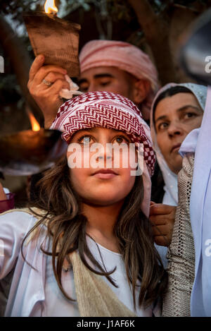 Verfolgte Minderheit Gruppe Jesiden feiern Sere Sal oder Yeziden Neujahr mit Öllampen und schnalzenden in monotheistisch, Irakisch-Kurdistan. 18. April 2017 Stockfoto