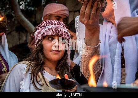 Verfolgte Minderheit Gruppe Jesiden feiern Sere Sal oder Yeziden Neujahr mit Öllampen und schnalzenden in monotheistisch, Irakisch-Kurdistan. Große Menschenmengen in den Tempel-Höfen. 18. April 2017 Stockfoto