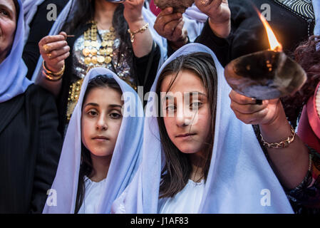 Verfolgte Minderheit Gruppe Jesiden feiern Sere Sal oder Yeziden Neujahr mit Öllampen und schnalzenden in monotheistisch, Irakisch-Kurdistan. 18. April 2017 Stockfoto