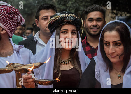 Verfolgte Minderheit Gruppe Jesiden feiern Sere Sal oder Yeziden Neujahr mit Öllampen und schnalzenden in monotheistisch, Irakisch-Kurdistan. 18. April 2017 Stockfoto