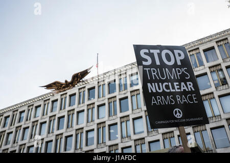 London, UK. 19. April 2017.  Ein Zeichen, das sagt "Stop Trump nuklearen Wettrüstens" bei einem Protest vor der US-Botschaft am 19. April, London. Bildnachweis: Anja Riedmann/Alamy Live-Nachrichten Stockfoto