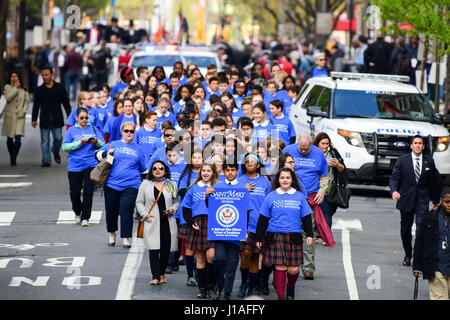 Philadelphia, Pennsylvania, USA. 19. April 2017. Schüler von Saint Mary Interparochial Schule März auf Kastanien Straße Richtung Museum der amerikanischen Revolution am Tag großen Eröffnung in Philadelphia Pa Credit: Ricky Fitchett/ZUMA Draht/Alamy Live News Stockfoto