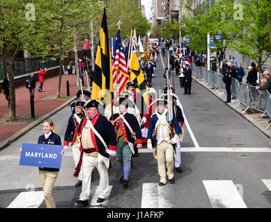 Philadelphia, Pennsylvania, USA. 19. April 2017. Maryland revolutionäre Ehrengarde März Chestnut Street Richtung Museum der amerikanischen Revolution am Tag großen Eröffnung in Philadelphia Pa Credit: Ricky Fitchett/ZUMA Draht/Alamy Live News Stockfoto