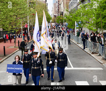 Philadelphia, Pennsylvania, USA. 19. April 2017. Massachusetts Ehrengarde März Chestnut Street Richtung Museum der amerikanischen Revolution am Tag großen Eröffnung in Philadelphia Pa Credit: Ricky Fitchett/ZUMA Draht/Alamy Live News Stockfoto