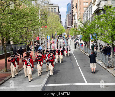 Philadelphia, Pennsylvania, USA. 19. April 2017. Die 3. US-Infanterie-Regiment Fife und Drum Corps März Chestnut Street Richtung Museum der amerikanischen Revolution am Tag großen Eröffnung in Philadelphia Pa Credit: Ricky Fitchett/ZUMA Draht/Alamy Live News Stockfoto