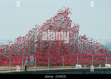 Shoeburyness, Southend-on-Sea, Essex, England. 19. April 2017. Lastkahn Pier, "Gunners" Park ist Gastgeber für Mohn: Welle, einen weiten Bogen von Tausenden von handgefertigten helle rote Keramik Mohnköpfen durch Künstler Paul Cummins und Designer Tom Piper. Bildnachweis: Ben Rektor/Alamy Live-Nachrichten Stockfoto