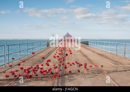 Shoeburyness, Southend-on-Sea, Essex, England. 19. April 2017. Lastkahn Pier, "Gunners" Park ist Gastgeber für Mohn: Welle, einen weiten Bogen von Tausenden von handgefertigten helle rote Keramik Mohnköpfen durch Künstler Paul Cummins und Designer Tom Piper. Bildnachweis: Ben Rektor/Alamy Live-Nachrichten Stockfoto