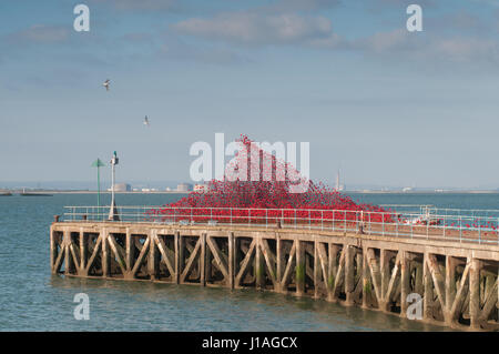 Shoeburyness, Southend-on-Sea, Essex, England. 19. April 2017. Lastkahn Pier, "Gunners" Park ist Gastgeber für Mohn: Welle, einen weiten Bogen von Tausenden von handgefertigten helle rote Keramik Mohnköpfen durch Künstler Paul Cummins und Designer Tom Piper. Bildnachweis: Ben Rektor/Alamy Live-Nachrichten Stockfoto