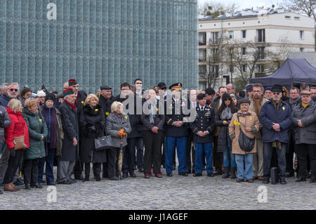 Warschau, Polen. 19. April 2017. Tausende von Menschen besuchen eine Zeremonie vor dem Ghetto-Helden-Denkmal anlässlich des 74. Jahrestages der Aufstand im Warschauer Ghetto und eine Hommage an die jüdischen Kämpfer, die im April 1943 gegen deutsche Nazi erhoben. Der Abriss des Warschauer Ghettos war ein Teil des deutschen Plans für die Zerstörung von Warschau. Nach zwei Warschauer Aufstände (1943, 1944) wurde die polnische Hauptstadt in Schutt und Asche verwandelt. Etwa 800,000 Palastanlagen wurden während der deutschen Besatzung, unter Ihnen mehr als 300,000 Juden getötet. Bildnachweis: Dario Fotografie/Alamy Live News Stockfoto