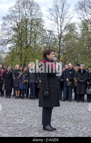 Warschau, Polen. 19. April 2017. Beata Szydlo, Ministerpräsident der Republik Polen (Low und Gerechtigkeit) während der Staatsakt 74 Jahrestag des den Aufstand im Warschauer Ghetto vor dem Ghetto-Helden-Denkmal. Stockfoto