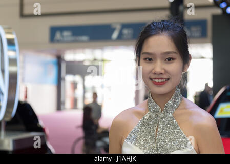 Mianyang, Sichuan, China. 19. April 2017.  Der sechste "Mianyang Frühling" International Auto Show eröffnet. Chinas eigener Marke kräftig steigen. Südkoreanische Marke Auto im Grunde niemand kümmert sich darum. Model.Credit: Tony Wang/Alamy Live-Nachrichten Stockfoto