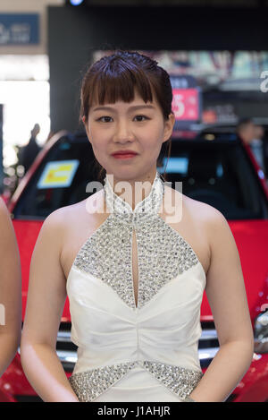 Mianyang, Sichuan, China. 19. April 2017.  Der sechste "Mianyang Frühling" International Auto Show eröffnet. Chinas eigener Marke kräftig steigen. Südkoreanische Marke Auto im Grunde niemand kümmert sich darum. Model.Credit: Tony Wang/Alamy Live-Nachrichten Stockfoto