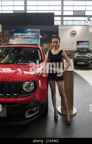 Mianyang, Sichuan, China. 19. April 2017.  Der sechste "Mianyang Frühling" International Auto Show eröffnet. Chinas eigener Marke kräftig steigen. Südkoreanische Marke Auto im Grunde niemand kümmert sich darum. Model.Credit: Tony Wang/Alamy Live-Nachrichten Stockfoto