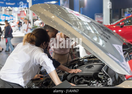 Mianyang, Sichuan, China. 19. April 2017.  Der sechste "Mianyang Frühling" International Auto Show eröffnet. Chinas eigener Marke kräftig steigen. Südkoreanische Marke Auto im Grunde niemand kümmert sich darum. Bildnachweis: Tony Wang/Alamy Live-Nachrichten Stockfoto