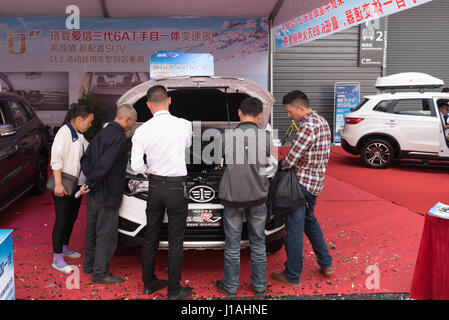 Mianyang, Sichuan, China. 19. April 2017.  Der sechste "Mianyang Frühling" International Auto Show eröffnet. Chinas eigener Marke kräftig steigen. Südkoreanische Marke Auto im Grunde niemand kümmert sich darum. Jiefang Auto. Bildnachweis: Tony Wang/Alamy Live-Nachrichten Stockfoto