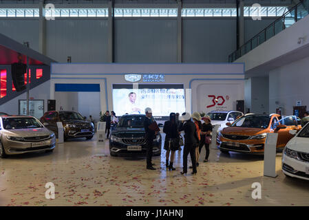 Mianyang, Sichuan, China. 19. April 2017.  Der sechste "Mianyang Frühling" International Auto Show eröffnet. Chinas eigener Marke kräftig steigen. Südkoreanische Marke Auto im Grunde niemand kümmert sich darum. JILI Auto.Credit: Tony Wang/Alamy Live-Nachrichten Stockfoto