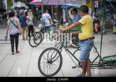 Suzhou, Suzhou, China. 17. April 2017. Suzhou, CHINA-17. April 2017: (nur zur redaktionellen Verwendung. CHINA HERAUS). Landschaft von Suzhou, der ostchinesischen Provinz Jiangsu. Suzhou, ehemals in Lateinschrift als Soochow, hat mehr als 2.500 Jahre Geschichte, mit einer reichlich Anzeige der Reliquien und historische Sehenswürdigkeiten. Der Stadt Kanäle, Steinbrücken, Pagoden und sorgfältig gestalteten Gärten haben um seinen Status als eines der Top-Attraktionen in China beigetragen. Die klassischen Gärten von Suzhou wurden in die Liste der UNESCO-Welterbestätten in 1997 und 2000 hinzugefügt. Suzhou ist oft genannt das "Venedig des th Stockfoto