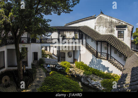 Suzhou, Suzhou, China. 17. April 2017. Suzhou, CHINA-17. April 2017: (nur zur redaktionellen Verwendung. CHINA HERAUS). Landschaft von Suzhou, der ostchinesischen Provinz Jiangsu. Suzhou, ehemals in Lateinschrift als Soochow, hat mehr als 2.500 Jahre Geschichte, mit einer reichlich Anzeige der Reliquien und historische Sehenswürdigkeiten. Der Stadt Kanäle, Steinbrücken, Pagoden und sorgfältig gestalteten Gärten haben um seinen Status als eines der Top-Attraktionen in China beigetragen. Die klassischen Gärten von Suzhou wurden in die Liste der UNESCO-Welterbestätten in 1997 und 2000 hinzugefügt. Suzhou ist oft genannt das "Venedig des th Stockfoto