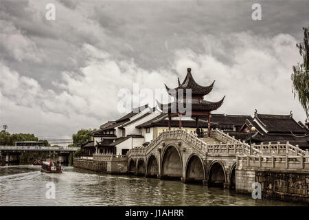 Suzhou, Suzhou, China. 17. April 2017. Suzhou, CHINA-17. April 2017: (nur zur redaktionellen Verwendung. CHINA HERAUS). Landschaft von Suzhou, der ostchinesischen Provinz Jiangsu. Suzhou, ehemals in Lateinschrift als Soochow, hat mehr als 2.500 Jahre Geschichte, mit einer reichlich Anzeige der Reliquien und historische Sehenswürdigkeiten. Der Stadt Kanäle, Steinbrücken, Pagoden und sorgfältig gestalteten Gärten haben um seinen Status als eines der Top-Attraktionen in China beigetragen. Die klassischen Gärten von Suzhou wurden in die Liste der UNESCO-Welterbestätten in 1997 und 2000 hinzugefügt. Suzhou ist oft genannt das "Venedig des th Stockfoto