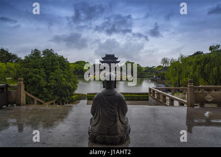 Suzhou, Suzhou, China. 17. April 2017. Suzhou, CHINA-17. April 2017: (nur zur redaktionellen Verwendung. CHINA HERAUS). Landschaft von Suzhou, der ostchinesischen Provinz Jiangsu. Suzhou, ehemals in Lateinschrift als Soochow, hat mehr als 2.500 Jahre Geschichte, mit einer reichlich Anzeige der Reliquien und historische Sehenswürdigkeiten. Der Stadt Kanäle, Steinbrücken, Pagoden und sorgfältig gestalteten Gärten haben um seinen Status als eines der Top-Attraktionen in China beigetragen. Die klassischen Gärten von Suzhou wurden in die Liste der UNESCO-Welterbestätten in 1997 und 2000 hinzugefügt. Suzhou ist oft genannt das "Venedig des th Stockfoto