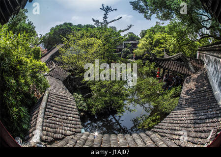 Suzhou, Suzhou, China. 17. April 2017. Suzhou, CHINA-17. April 2017: (nur zur redaktionellen Verwendung. CHINA HERAUS). Landschaft von Suzhou, der ostchinesischen Provinz Jiangsu. Suzhou, ehemals in Lateinschrift als Soochow, hat mehr als 2.500 Jahre Geschichte, mit einer reichlich Anzeige der Reliquien und historische Sehenswürdigkeiten. Der Stadt Kanäle, Steinbrücken, Pagoden und sorgfältig gestalteten Gärten haben um seinen Status als eines der Top-Attraktionen in China beigetragen. Die klassischen Gärten von Suzhou wurden in die Liste der UNESCO-Welterbestätten in 1997 und 2000 hinzugefügt. Suzhou ist oft genannt das "Venedig des th Stockfoto