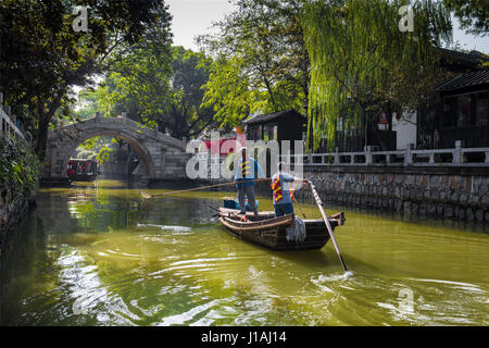 Suzhou, Suzhou, China. 17. April 2017. Suzhou, CHINA-17. April 2017: (nur zur redaktionellen Verwendung. CHINA HERAUS). Landschaft von Suzhou, der ostchinesischen Provinz Jiangsu. Suzhou, ehemals in Lateinschrift als Soochow, hat mehr als 2.500 Jahre Geschichte, mit einer reichlich Anzeige der Reliquien und historische Sehenswürdigkeiten. Der Stadt Kanäle, Steinbrücken, Pagoden und sorgfältig gestalteten Gärten haben um seinen Status als eines der Top-Attraktionen in China beigetragen. Die klassischen Gärten von Suzhou wurden in die Liste der UNESCO-Welterbestätten in 1997 und 2000 hinzugefügt. Suzhou ist oft genannt das "Venedig des th Stockfoto