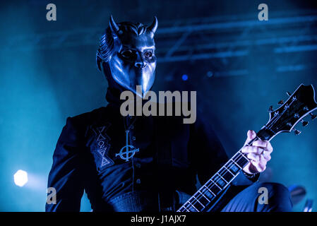 Mailand, Italien 19. April 2017 Ghost Band in Alcatraz durchführen.  Ghost ist eine schwedische Heavy-Metal-Band, die 2008 in Linköping gegründet wurde. [1] im 2010 veröffentlichten sie eine 3-Track-Demo, gefolgt von einer 7" Vinyl mit dem Titel"Elizabeth", und später ihr Debütalbum namensgebende Opus. Die Verleihung nominiert Album wurde allgemein gelobt und ihre Popularität deutlich zugenommen. Ihr zweites Album und major-Label-Debüt Infestissumam im Jahr 2013, debuted an Nr. eine in Schweden veröffentlicht wurde und die Verleihung Award für Best Hard Rock/Metal-Album. Bildnachweis: Cronos/Alamy Live-Nachrichten Stockfoto