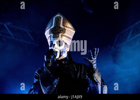 Mailand, Italien 19. April 2017 Ghost Band in Alcatraz durchführen.  Ghost ist eine schwedische Heavy-Metal-Band, die 2008 in Linköping gegründet wurde. [1] im 2010 veröffentlichten sie eine 3-Track-Demo, gefolgt von einer 7" Vinyl mit dem Titel"Elizabeth", und später ihr Debütalbum namensgebende Opus. Die Verleihung nominiert Album wurde allgemein gelobt und ihre Popularität deutlich zugenommen. Ihr zweites Album und major-Label-Debüt Infestissumam im Jahr 2013, debuted an Nr. eine in Schweden veröffentlicht wurde und die Verleihung Award für Best Hard Rock/Metal-Album. Bildnachweis: Cronos/Alamy Live-Nachrichten Stockfoto