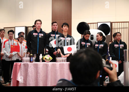 Tokio, Japan. 19. April 2017. Team Japan Gruppe (JPN) Eiskunstlauf: ISU World Team Trophy 2017 Vernissage in Tokio, Japan. Bildnachweis: YUTAKA/AFLO SPORT/Alamy Live-Nachrichten Stockfoto